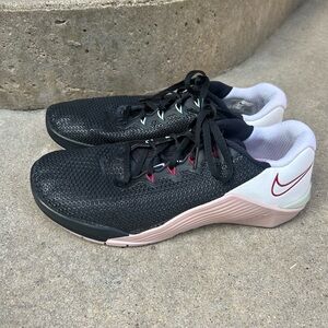 Nike Women's Black and White Athletic Shoes